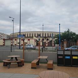 Oha, der Mäci is ja neben einer Stierkampf Arena