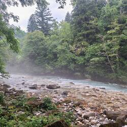 Wolken wabern über dem Fluss