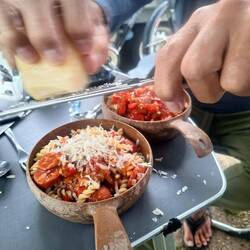 Nudeln mit Paprika-Tomatensoße. Der Clou: Kranjska klobasa (slow. Wurst), Kapern und Parmesan 😋