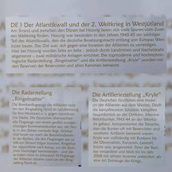 Schautafeln informieren über die Entstehung der Bunker am Strand und in den Dünen