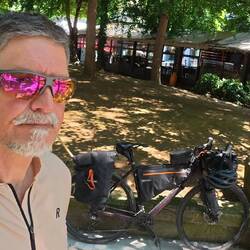 Pause mit Snack vom Bäcker im Park im Stadtzentrum direkt gegenüber vom Hotel