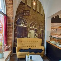 gemütliches Café, es gab Erdbeertörtchen und Küchlein mit Karamelltopping😋