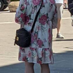 E poi dicono che gli stranieri non hanno gusto nel vestire ... chissà perché 🤔😄