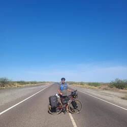 Den Rest des Tages verbrachten wir mit dieser Straße hier, die immerzu am Horizont endete
