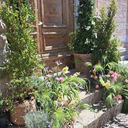 Addobbi all'entrata della chiesa