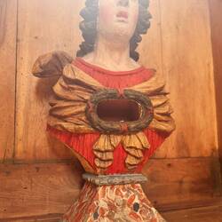 ... und nachher. Die Kirche scheint der Dame nicht gut getan zu haben. Warum auch immer…