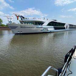 Ausfahrt des Talfahrers aus der Schleuse Kostheim