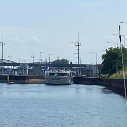 Ausfahrt der Talfahrer aus der Schleuse Kostheim