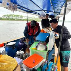 Paulino kocht an Bord