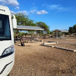 Parzellierter Stellplatz mit viel Platz drumherum, wenn erlaubt, sogar mit Feuerstelle