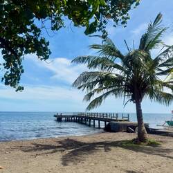 La vue depuis notre petit warung de plage où nous somme confortablement installés sur des poufs 😎