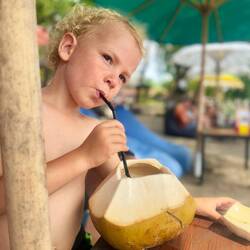 On bulle à 3 en bord de plage pendant que Jerem et Sarah savourent leur après-midi en amoureux 😍