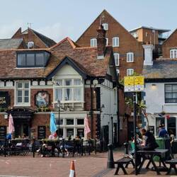 In Hafennähe gibt's schöne alte Restaurants