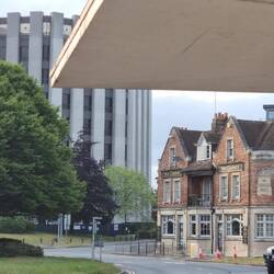 Typische Ansicht mit Moderne und Altem nebeneinander