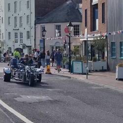 Und krassen Fahrzeugen