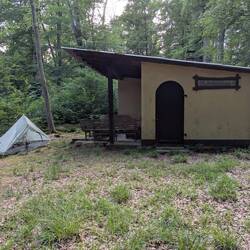 Aufgrund der Stechmücken dann doch das Zelt neben dran aufgestellt