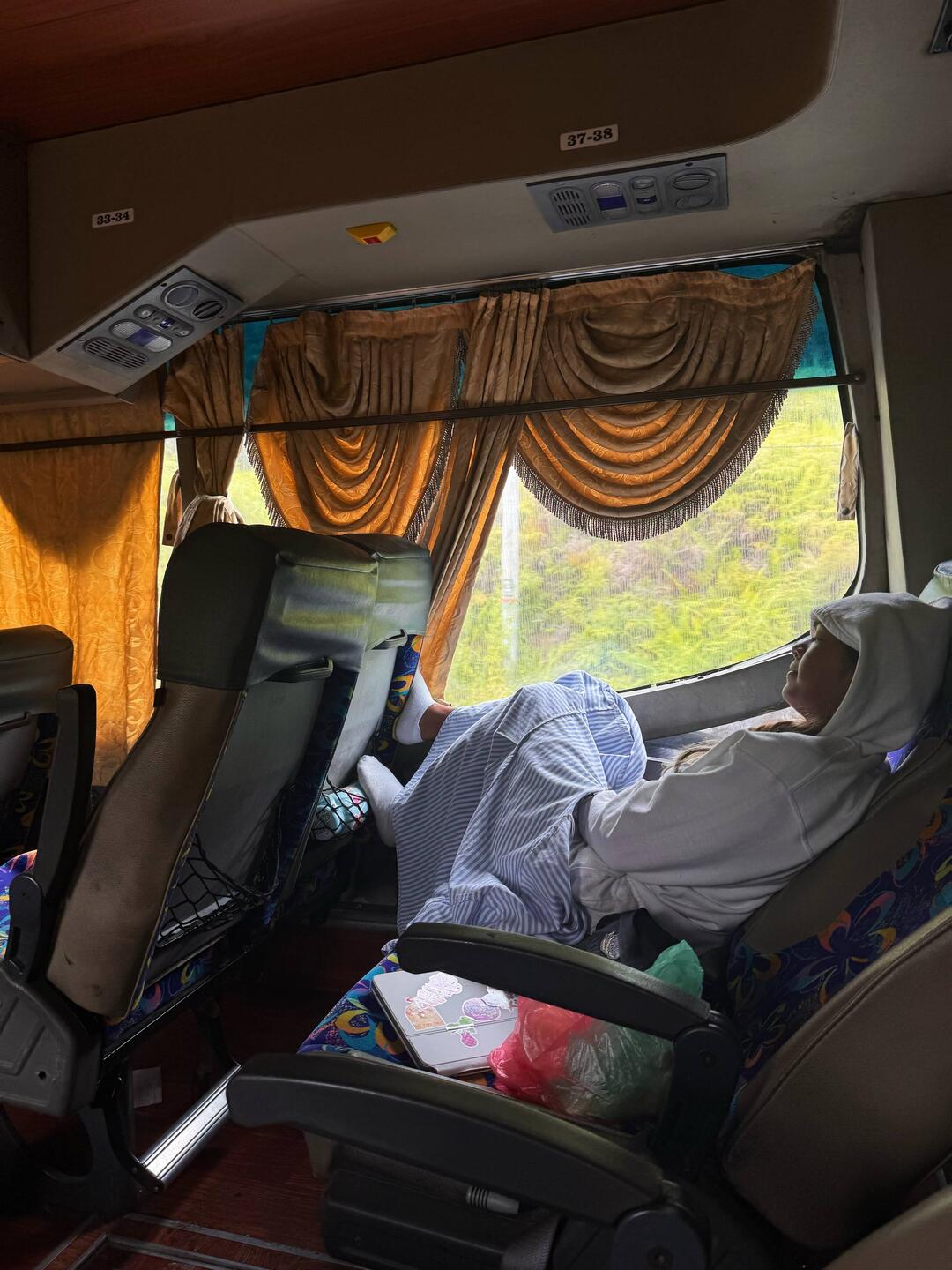 es isch ultra chalt gsi ih dem Bus, aber defür hend mer vill Platz gha