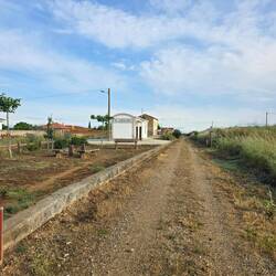 Vorsicht an der Bahnsteigkante, ein Pilger fährt ein