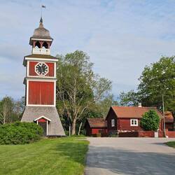 Ein Kirchturm (hier stehen Turm und Kirche oft getrennt (z.B. durch eine Straße) von einander.