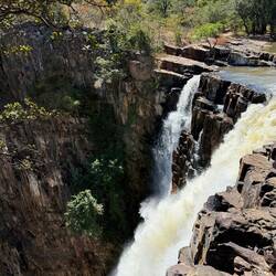 Oben ein gemächlich fließender Fluß... ...aber dann...