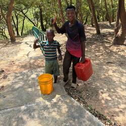 Jeder Gang 150 Stufen leer runter und 150 Stufen mit gefüllten Kanistern hoch.