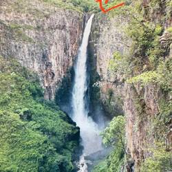 ...stürzt er sich über die Klippen und wird zum zweithöchsten Wasserfall Afrikas. Roter Pfeil: Ich