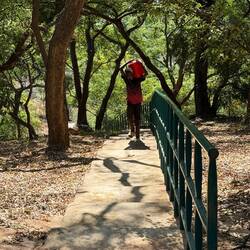 Unsere uns namentlich unbekannten Helden. Kanister weise schleppten sie das Wasser vom Wasserfall...