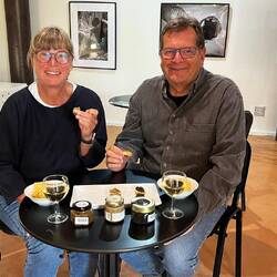 Tasting unterstützt von einer sehr engagierten Mitarbeiterin