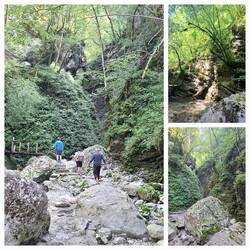 Steiniger Weg über mehrere Brücken zum Slap