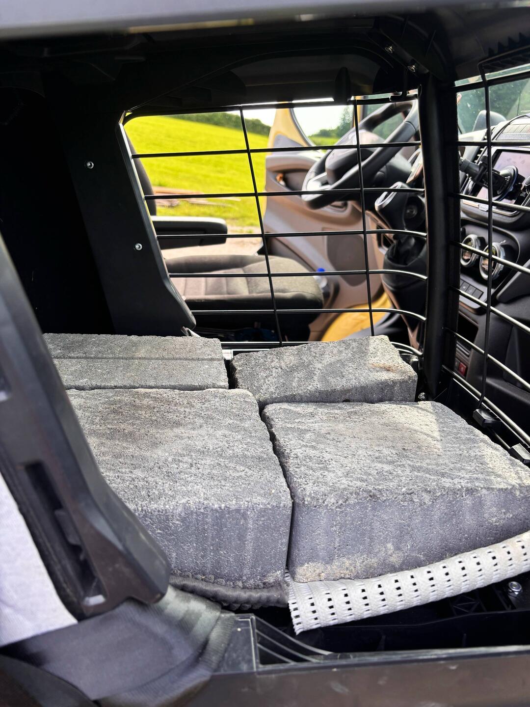 nach einer Gewitterregen Nacht heute Morgen seinen Sitz mit Steinen beschwert zur Dämpfung