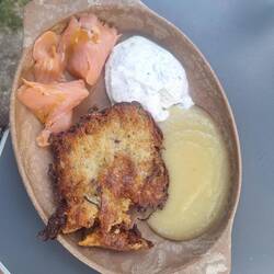 Reibekuchen mit Lachs, Kräuterdip und Apfelmus