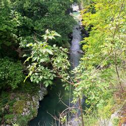 Zip-Line über den Fluss Učja