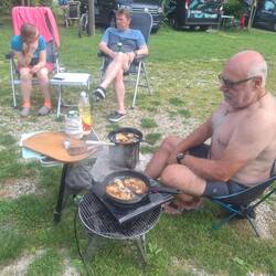 Die ersten Reibekuchen brötscheln im Öl