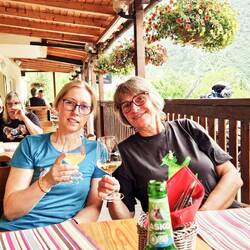 Prost! Weißwein gibt es hier in 0,1 l mit Wasser - top