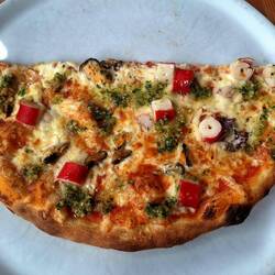 Meeresfrüchtepizza mit Triester Sauce (Knofiöl mit Petersilie)