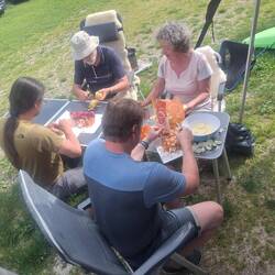 Alle helfen bei den Vorbereitungen (Kartoffeln und Zwiebeln schälen)