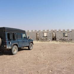 ...deren Gebäude stark verfallen...