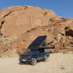 ...der Felsen bietet auch uns Schutz vor dem starken Wind der flachen Ebene