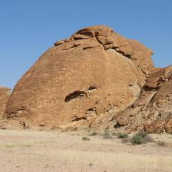 ...sind uralte Höhlen eingelassen...