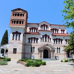 ... noch schnell einen Café frappe in der Taverne vor dieser Kirche