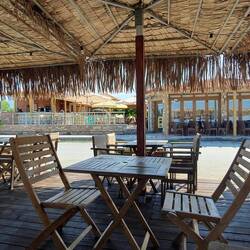 Blick auf die Bar und die Taverne