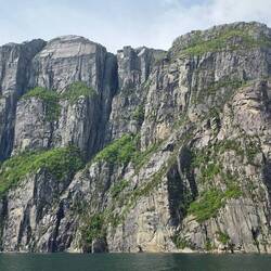 Ganz oben in der Mitte ist der Preikestolen (604 m hoch).