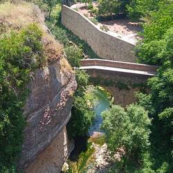 Blick von der alten Brücke auf die maurische Brücke und die Badehäuser
