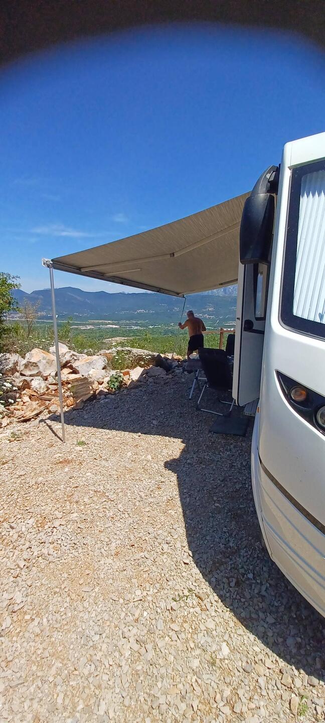 Unser Stellplatz oberhalb Tivat Flughafen
