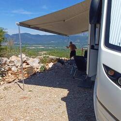 Unser Stellplatz oberhalb Tivat Flughafen
