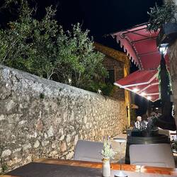 Katze sprang mit einem Satz auf die Mauer