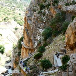 Die Wege sind an die Schluchtwände getackert.