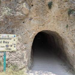 Hier geht es durch den Tunnel zum Anfang.