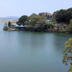 Der Guadalhorce-Stausee, an dem der Weg startet.