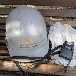 Helm, Haarnetz, Audio-Guide und Kopfhörer.